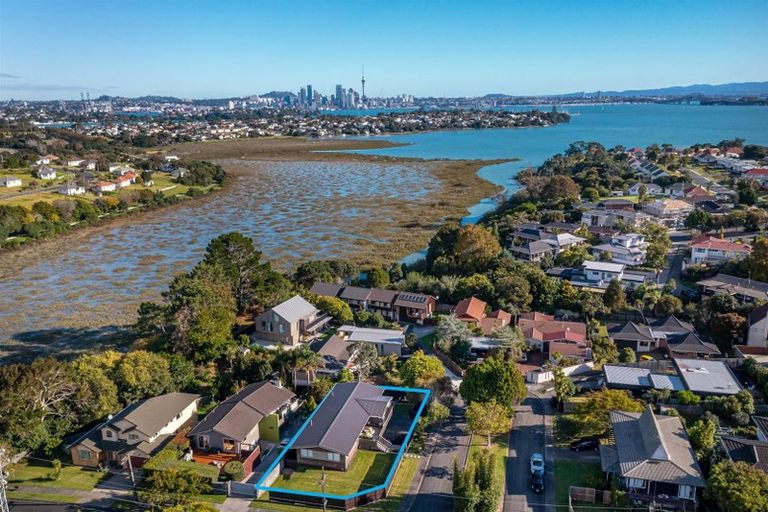 Photo of property in 8 Riviera Place, Hauraki, Auckland, 0622