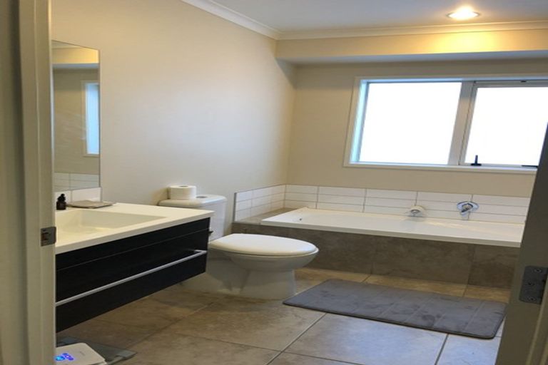 Photo of property in 51a Matipo Road, Te Atatu Peninsula, Auckland, 0610