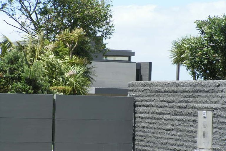 Photo of property in 1/1a Clifton Road, Hauraki, Auckland, 0622