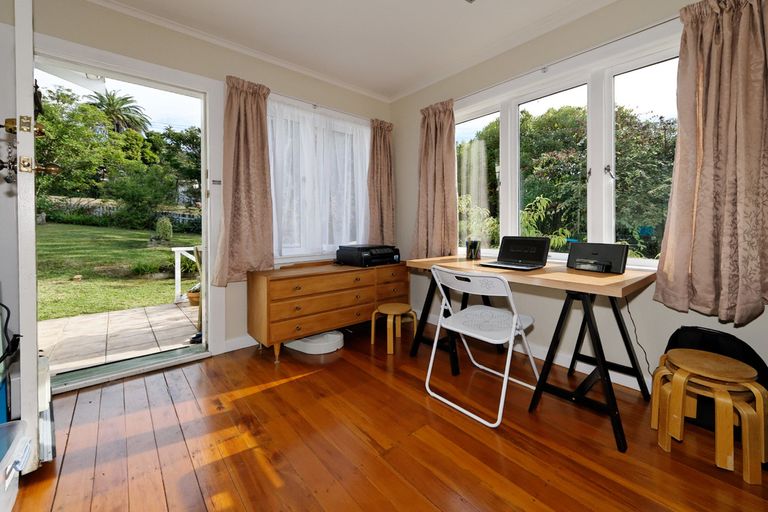Photo of property in 198 Golf Road, Titirangi, Auckland, 0604