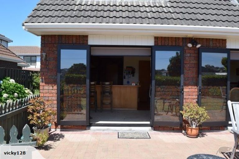 Photo of property in 1/48 East Coast Road, Milford, Auckland, 0620