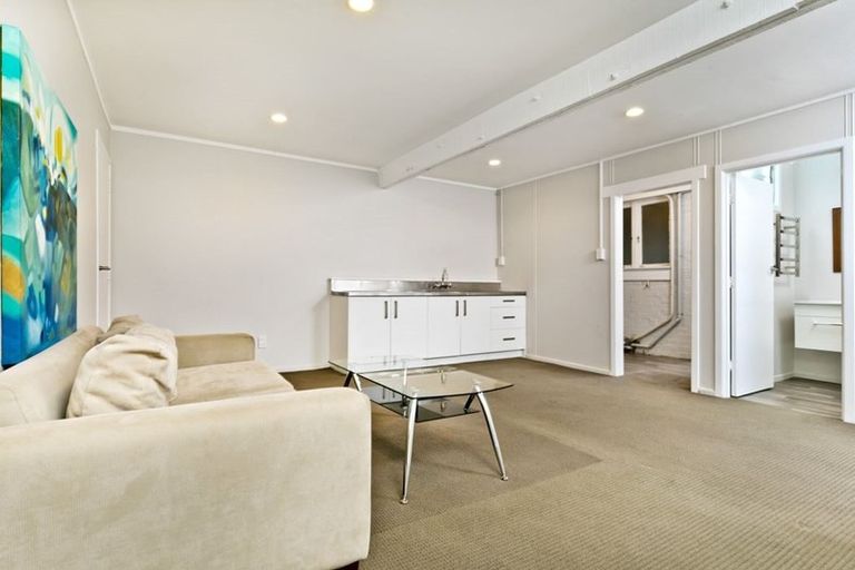 Photo of property in 1/123 Millbrook Road, Sunnyvale, Auckland, 0612