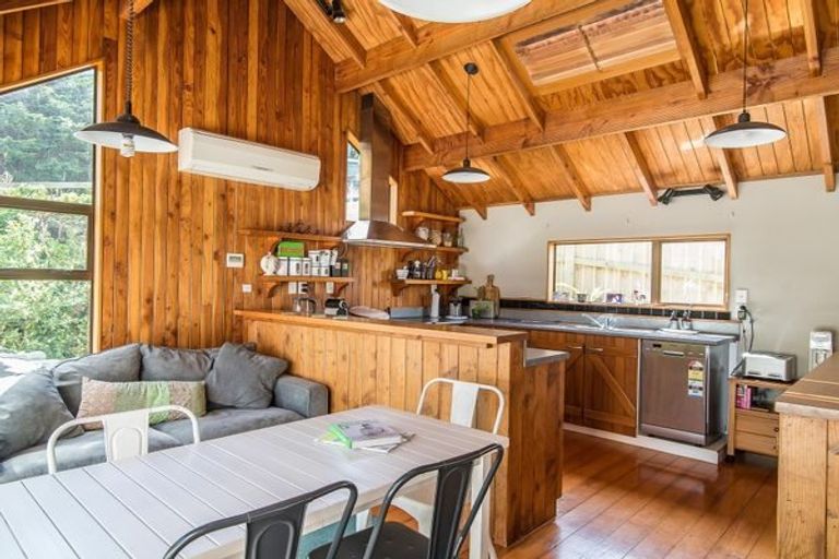 Photo of property in 11 Richmond Hill, Glenside, Wellington, 6037