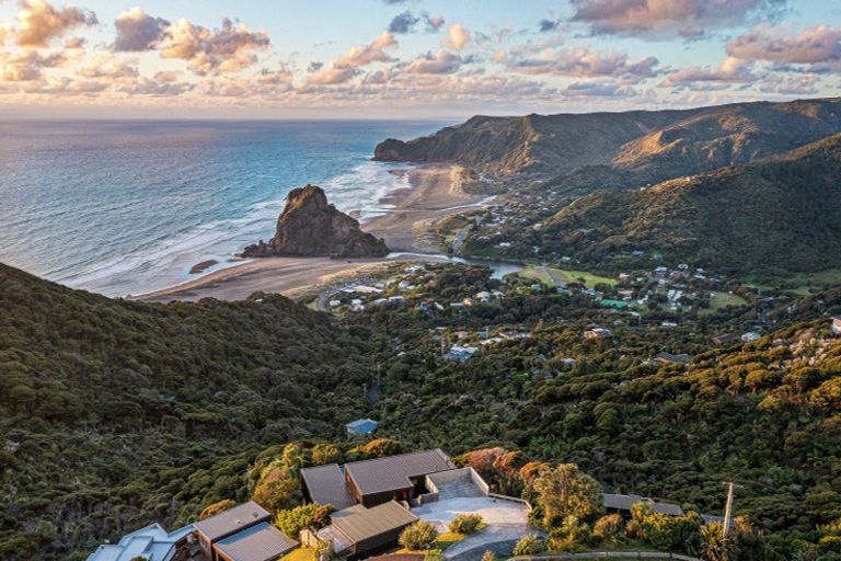 Photo of property in 81 Piha Road, Piha, New Lynn, 0772