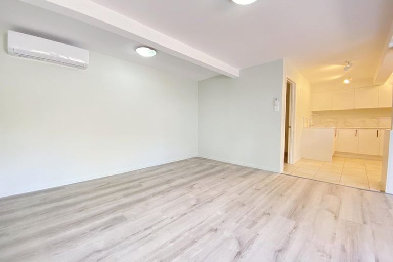 Photo of property in 13 Halcombe Place, Green Bay, Auckland, 0604