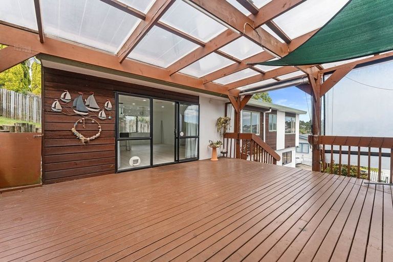 Photo of property in 2/27 Mallard Place, Unsworth Heights, Auckland, 0632