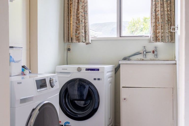 Photo of property in 18 Utauta Street, Waikanae, 5036