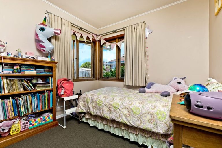 Photo of property in 18 Ward Crescent, Te Atatu Peninsula, Auckland, 0610