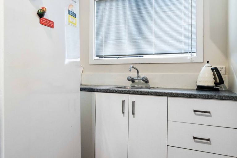 Photo of property in 2 Muir Avenue, Mangere Bridge, Auckland, 2022