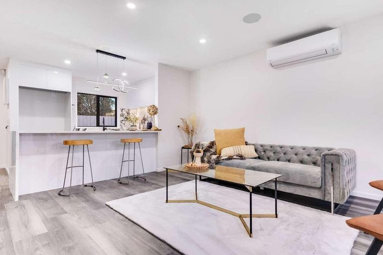 Photo of property in 2/7 Gambare Place, Wattle Downs, Auckland, 2103