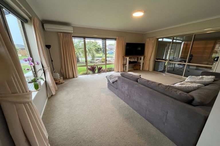 Photo of property in 1 Mcleod Place, Papamoa Beach, Papamoa, 3118