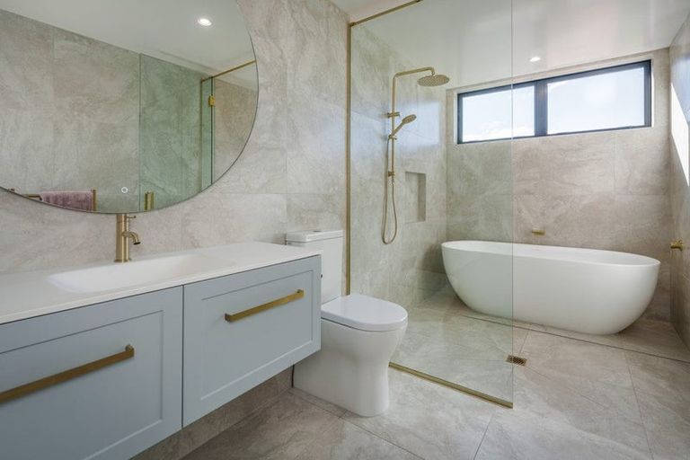 Photo of property in 16 Runholder Rise, Jacks Point, 9371