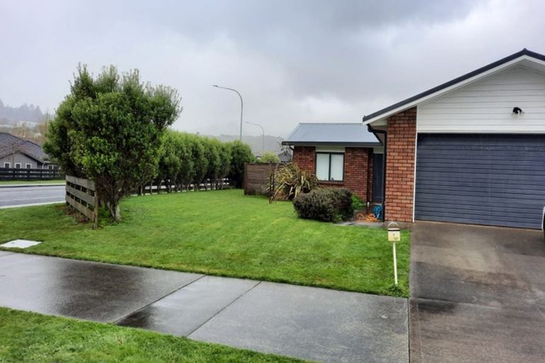 Photo of property in 1 Sunstone Crescent, Brown Owl, Upper Hutt, 5018