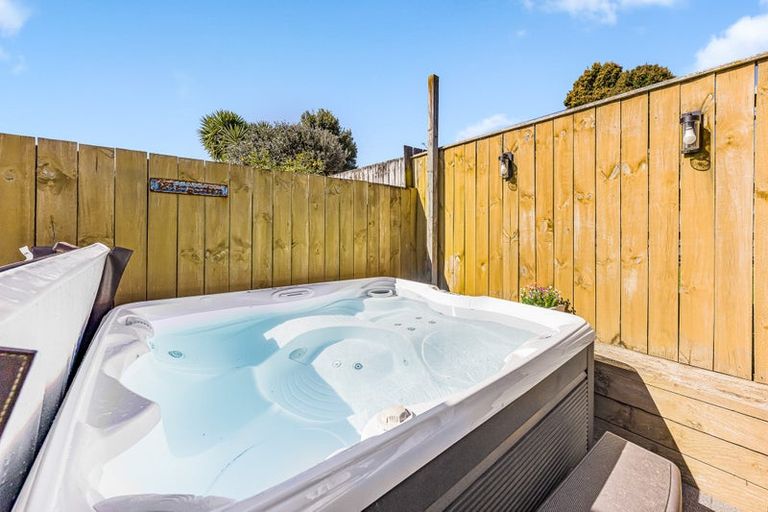 Photo of property in 33 Gala Place, Henderson, Auckland, 0612