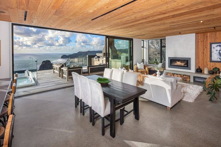 Photo of property in 81 Piha Road, Piha, New Lynn, 0772