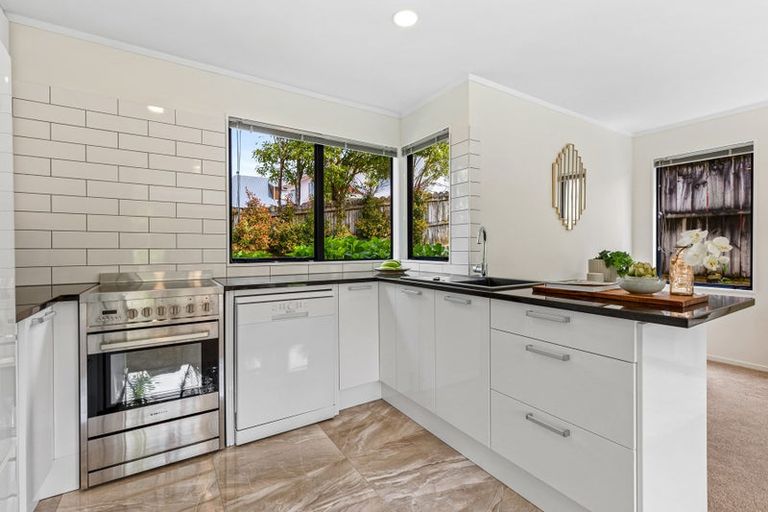 Photo of property in 2/10 Kells Place, Botany Downs, Auckland, 2010