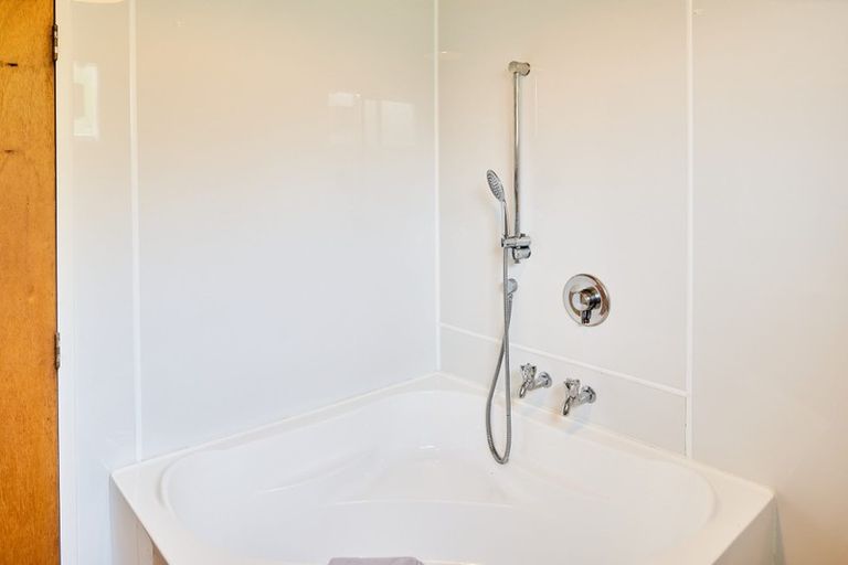 Photo of property in 2/345 Muritai Road, Eastbourne, Lower Hutt, 5013