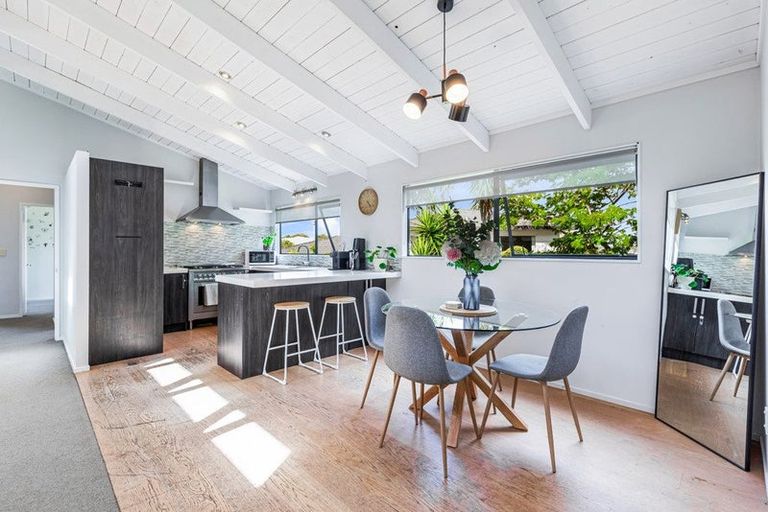 Photo of property in 10 Tokay Place, Huapai, Kumeu, 0810