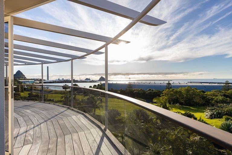 Photo of property in 50 Whiteley Street, Moturoa, New Plymouth, 4310