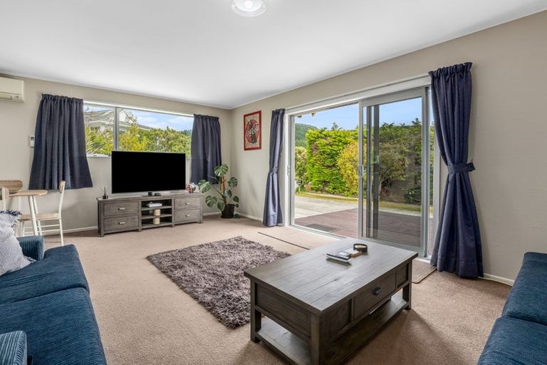 Photo of property in 8a Florio Terrace, Tawa, Wellington, 5028