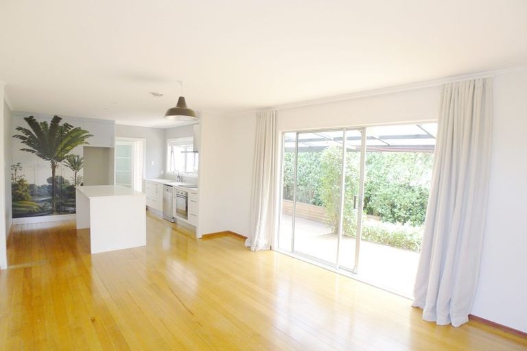 Photo of property in 42 Kervil Avenue, Te Atatu Peninsula, Auckland, 0610