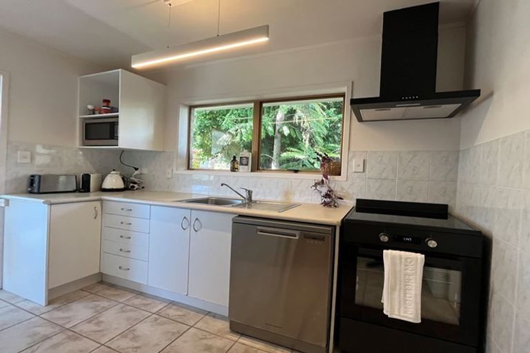 Photo of property in 2/16 Malters Place, Browns Bay, Auckland, 0630