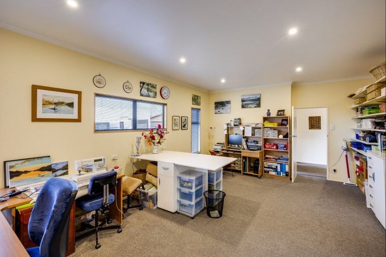 Photo of property in 104 Brookvale Road, Havelock North, 4130