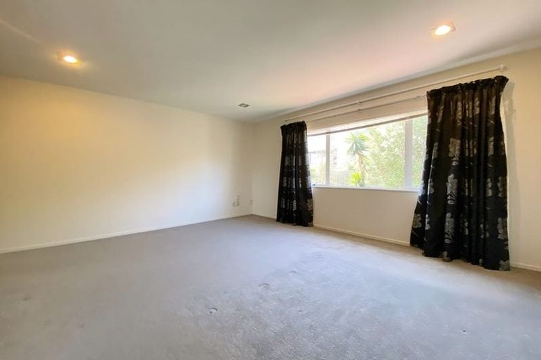 Photo of property in 11 Lakeridge Close, Northcross, Auckland, 0632