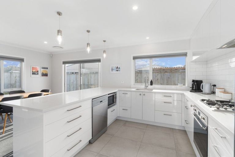 Photo of property in 2 Van Baarle Close, Carterton, 5713