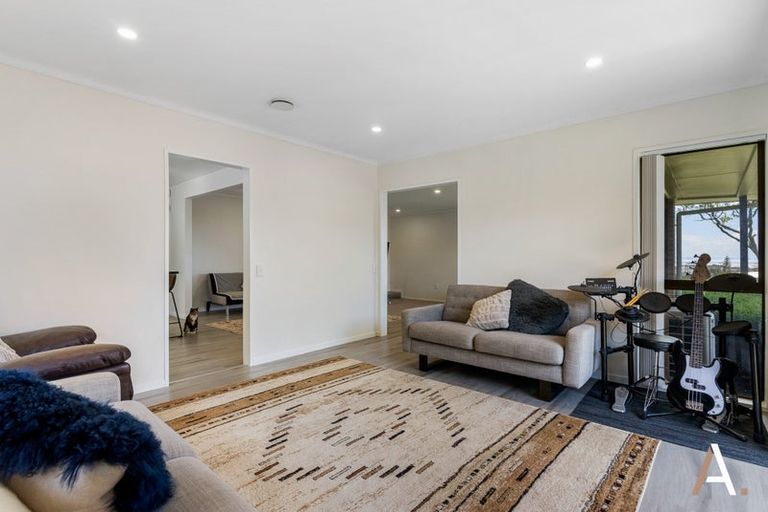 Photo of property in 4 Kingsclere Place, Goodwood Heights, Auckland, 2105