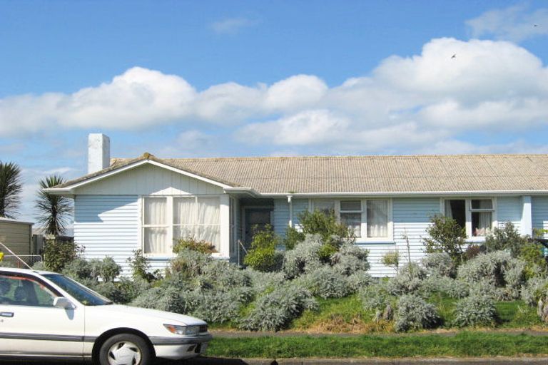 Photo of property in 4 Gibbons Crescent, Castlecliff, Wanganui, 4501