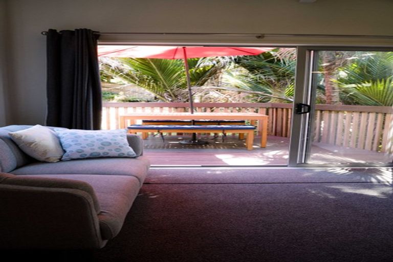 Photo of property in 41 Warner Park Avenue, Laingholm, Auckland, 0604