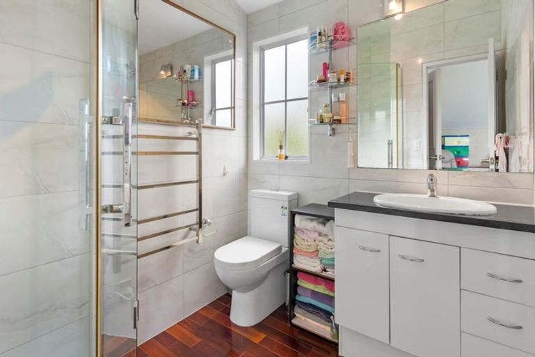 Photo of property in 13 Delisle Place, Windsor Park, Auckland, 0632