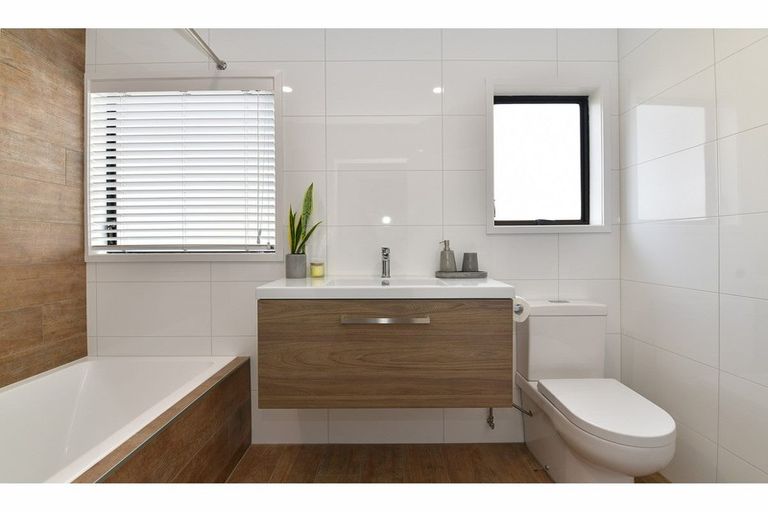 Photo of property in 11 Moffat Road, Red Beach, 0932