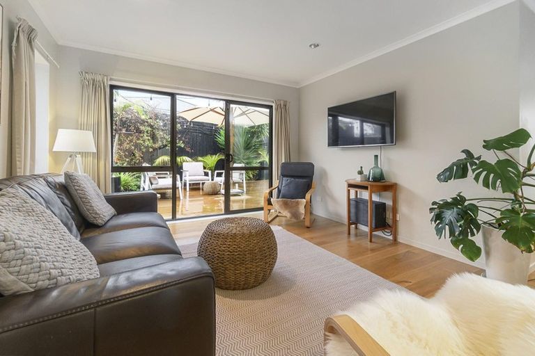 Photo of property in 4a Taipari Road, Te Atatu Peninsula, Auckland, 0610