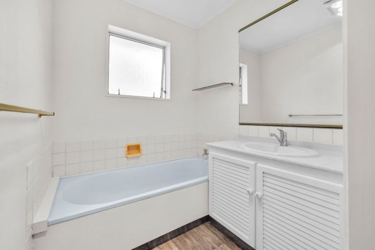 Photo of property in 3 Rika Place, Kawaha Point, Rotorua, 3010