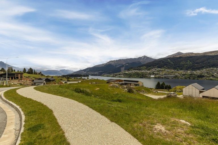 Photo of property in 1 Elk Place, Kelvin Heights, Queenstown, 9300