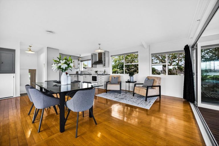 Photo of property in 70 Kiwi Esplanade, Mangere Bridge, Auckland, 2022