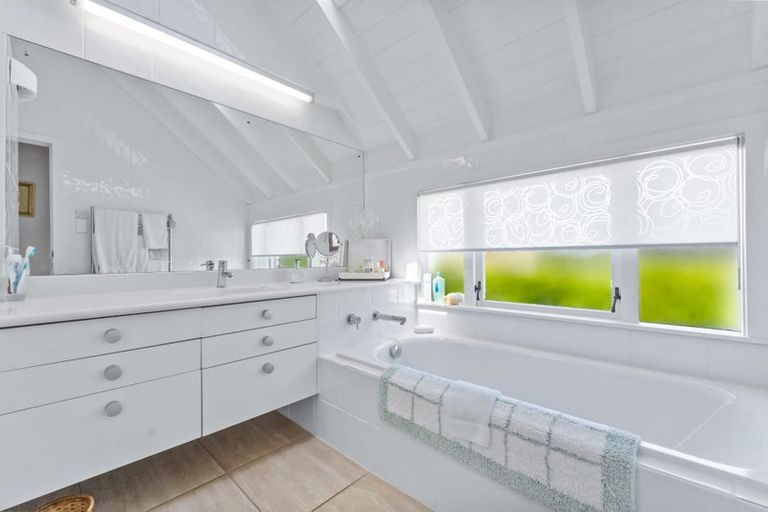 Photo of property in 31 Milford Road, Milford, Auckland, 0620