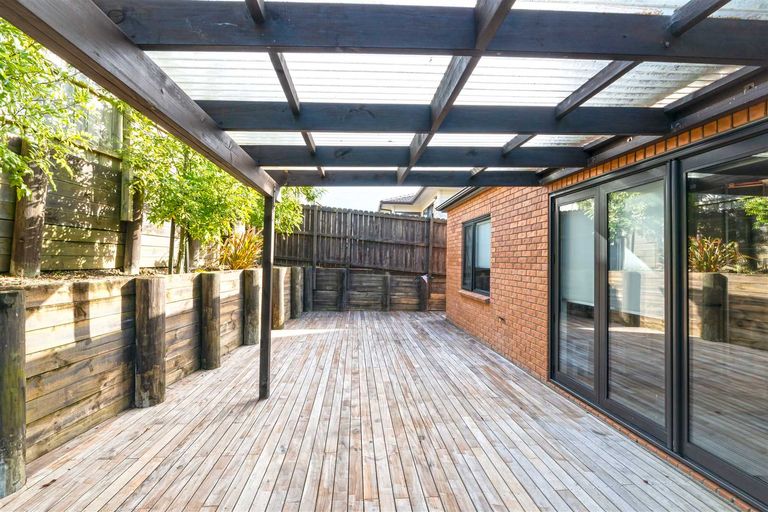 Photo of property in 23 Midhurst Avenue, Henderson, Auckland, 0612