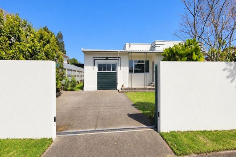 Photo of property in 158 Mangorei Road, Merrilands, New Plymouth, 4312