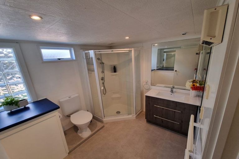 Photo of property in 5 Felicity Place, Unsworth Heights, Auckland, 0632