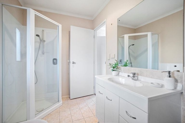 Photo of property in 16 Ranch Place, Pukekohe, 2120