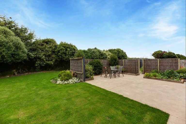 Photo of property in 100 Willowview Drive, Redwood, Christchurch, 8051