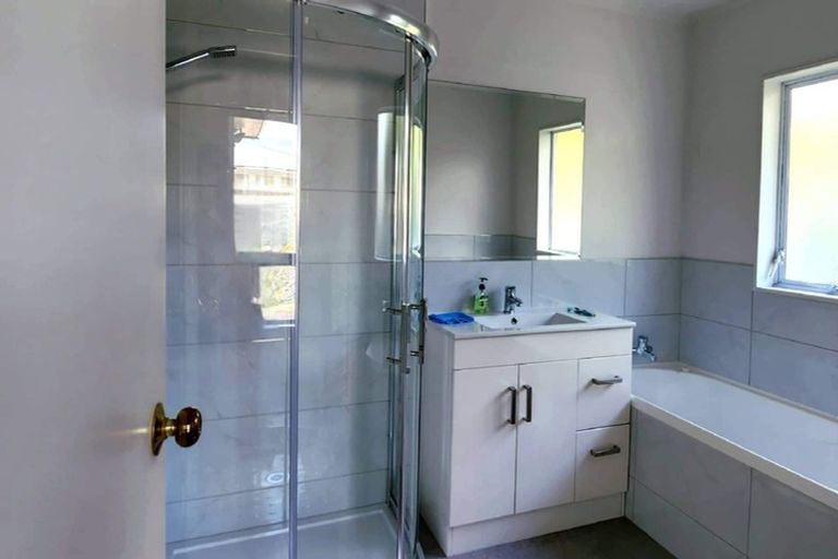 Photo of property in 2/11 Gloria Avenue, Te Atatu Peninsula, Auckland, 0610