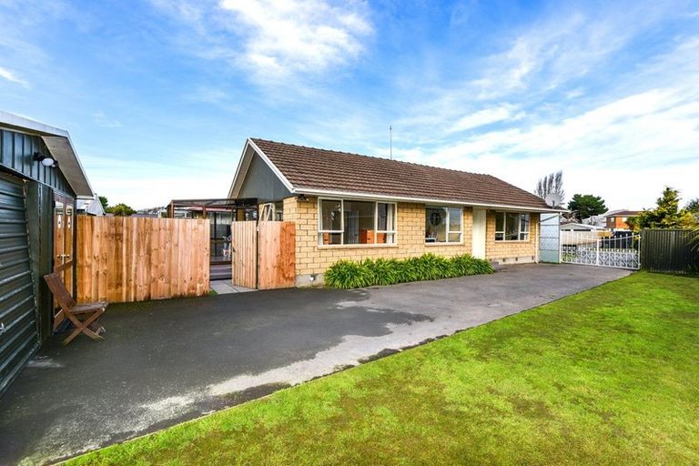 Photo of property in 15 Woodlands Place, Aranui, Christchurch, 8061