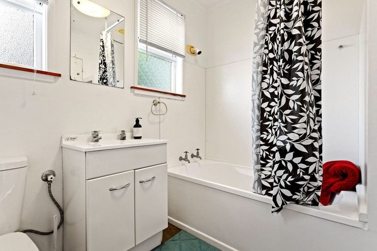 Photo of property in 2/99 Hobsonville Road, West Harbour, Auckland, 0618