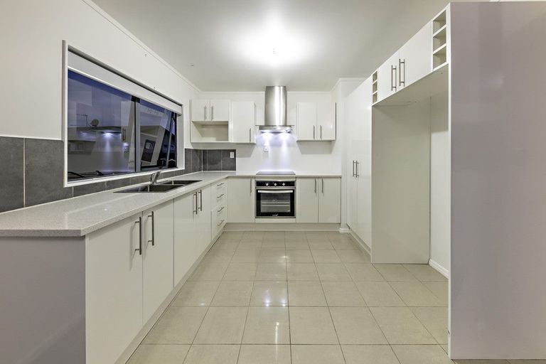 Photo of property in 28 Barneys Farm Road, Clendon Park, Auckland, 2103
