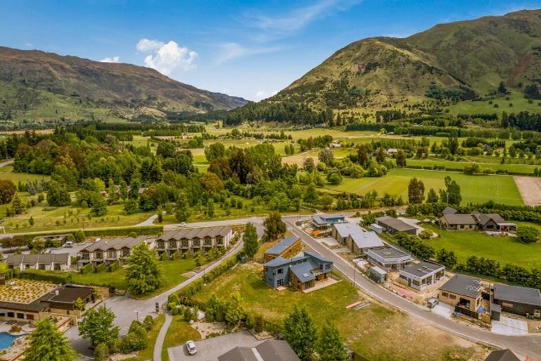 Photo of property in 2 Cleland Close, Wanaka, 9382