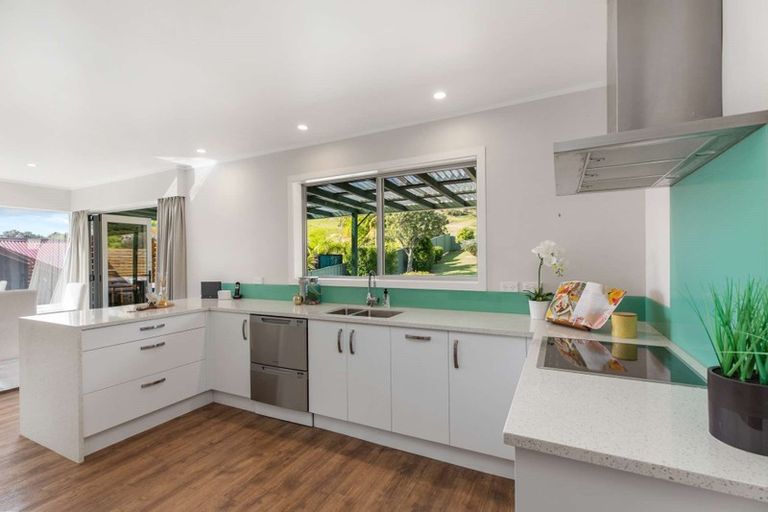 Photo of property in 11 Grassmere Road, Henderson Valley, Auckland, 0612